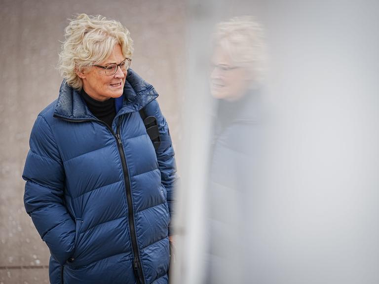 Christine Lambrecht (SPD), Bundesministerin der Verteidigung, geht zum Airbus A321 der Luftwaffe auf dem militärischen Teil des BER-Flughafens für den Flug nach Bratislava. In Bratislava trifft die Ministerin ihren slowakischen Amtskollegen bevor sie in dem Nato-Land stationierte deutsche Bundeswehrsoldaten in Lest (Truppenübungszentrum) und Sliac (Militärflughafen) trifft. Die deutschen Soldaten in der direkt an die Ukraine grenzenden Slowakei gehören zur Air Missile Defence Task Force und der multinationalen Battlegroup der Nato.