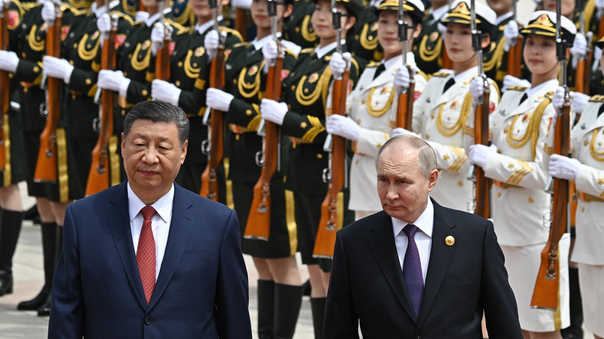 Der chinesische Staats-und Parteichef Xi Jinping empfängt den russischen Präsidenten Putin mit militärischen Ehren in Peking, China. 
