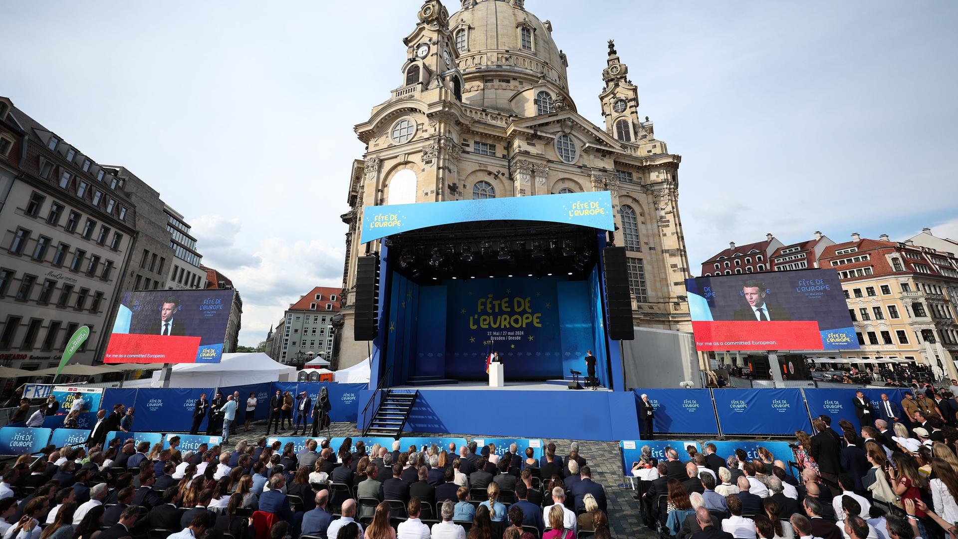 Dresden: Emmanuel Macron, Präsident von Frankreich, spricht beim Europäischen Jugendfest "Fête de l'Europe" auf dem Neumarkt vor der Frauenkirche. 