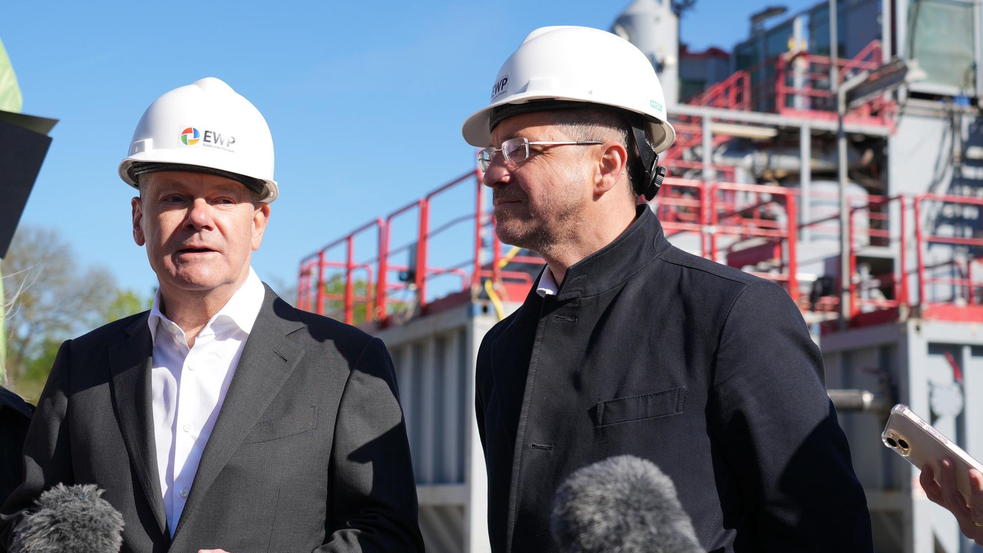 Brandenburg, Potsdam: Bundeskanzler Olaf Scholz (M) gibt neben Mike Schubert (beide SPD), Oberbürgermeister von Potsdam, nach seinem Besuch beim Tiefengeothermie-Projekt der Energie und Wasser Potsdam (EWP) ein Statement. Brandenburg, Potsdam: Bundeskanzler Olaf Scholz (M) gibt neben Mike Schubert (beide SPD), Oberbürgermeister von Potsdam, nach seinem Besuch beim Tiefengeothermie-Projekt der Energie und Wasser Potsdam (EWP) ein Statement.