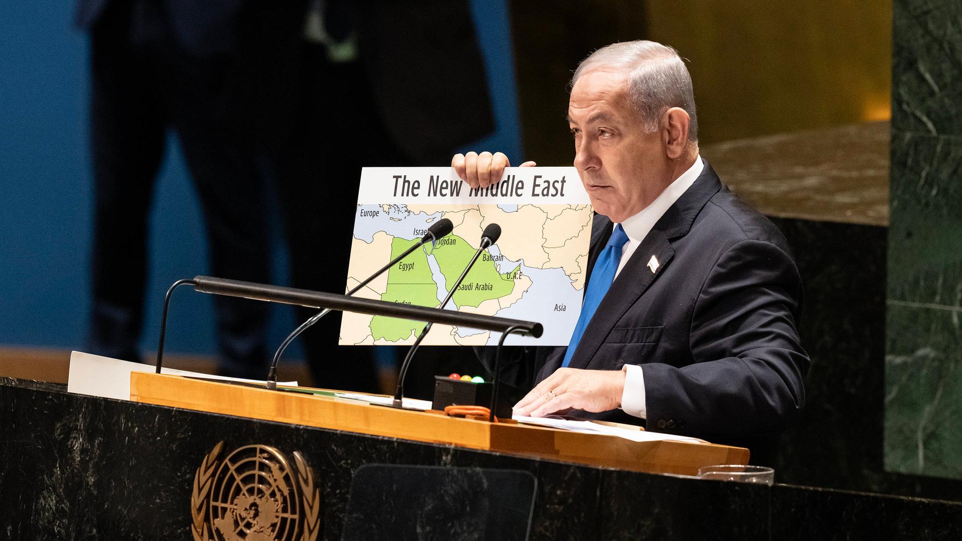 Benjamin Netanyahu bei seiner Rede am Pult in der UN-Vollversammlung. In der Hand hält er eine Karte.