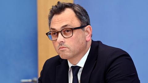 Christian Karagiannidis sitzt in der Bundespressekonferenz in Berlin.