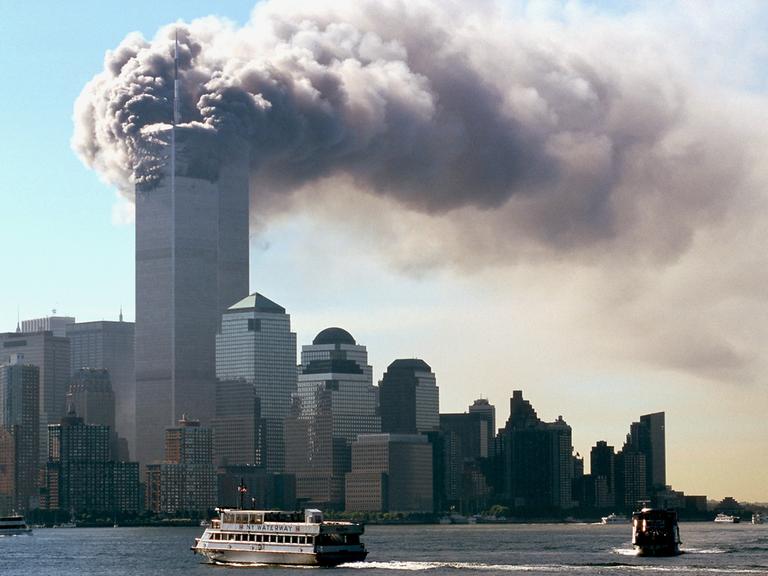 Aus den Türmen des World Trade Center über der Skyline von Manhattan steigt Rauch auf. Aus den Türmen des World Trade Center über der Skyline von Manhattan steigt Rauch auf.