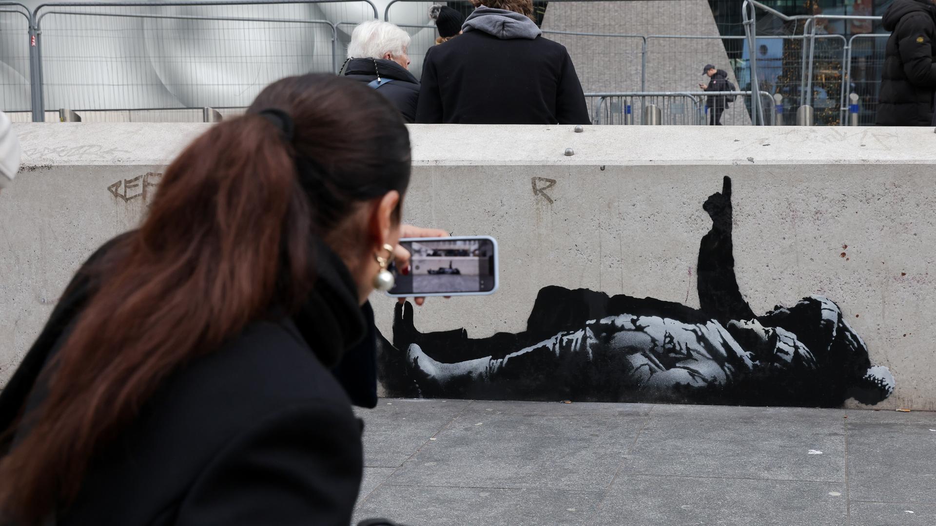 Anziehend: In London sind zwei neue, fast identische Bansky-Bilder aufgetaucht. Hier eines davon auf einer Mauer in der Tottenham Court Road.