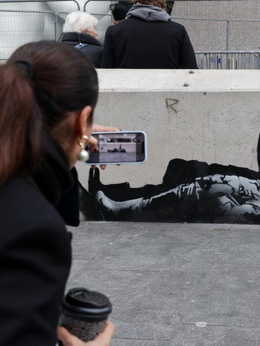 Anziehend: In London sind zwei neue, fast identische Bansky-Bilder aufgetaucht. Hier eines davon auf einer Mauer in der Tottenham Court Road.