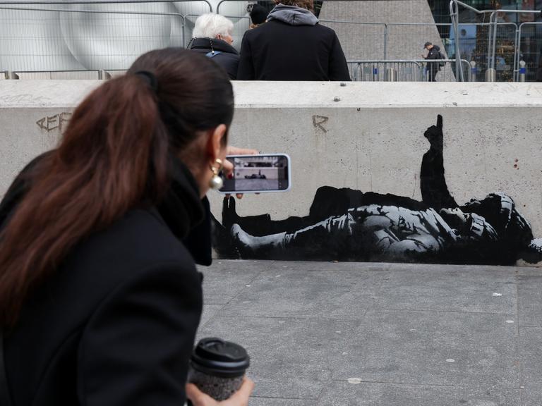 Anziehend: In London sind zwei neue, fast identische Bansky-Bilder aufgetaucht. Hier eines davon auf einer Mauer in der Tottenham Court Road.