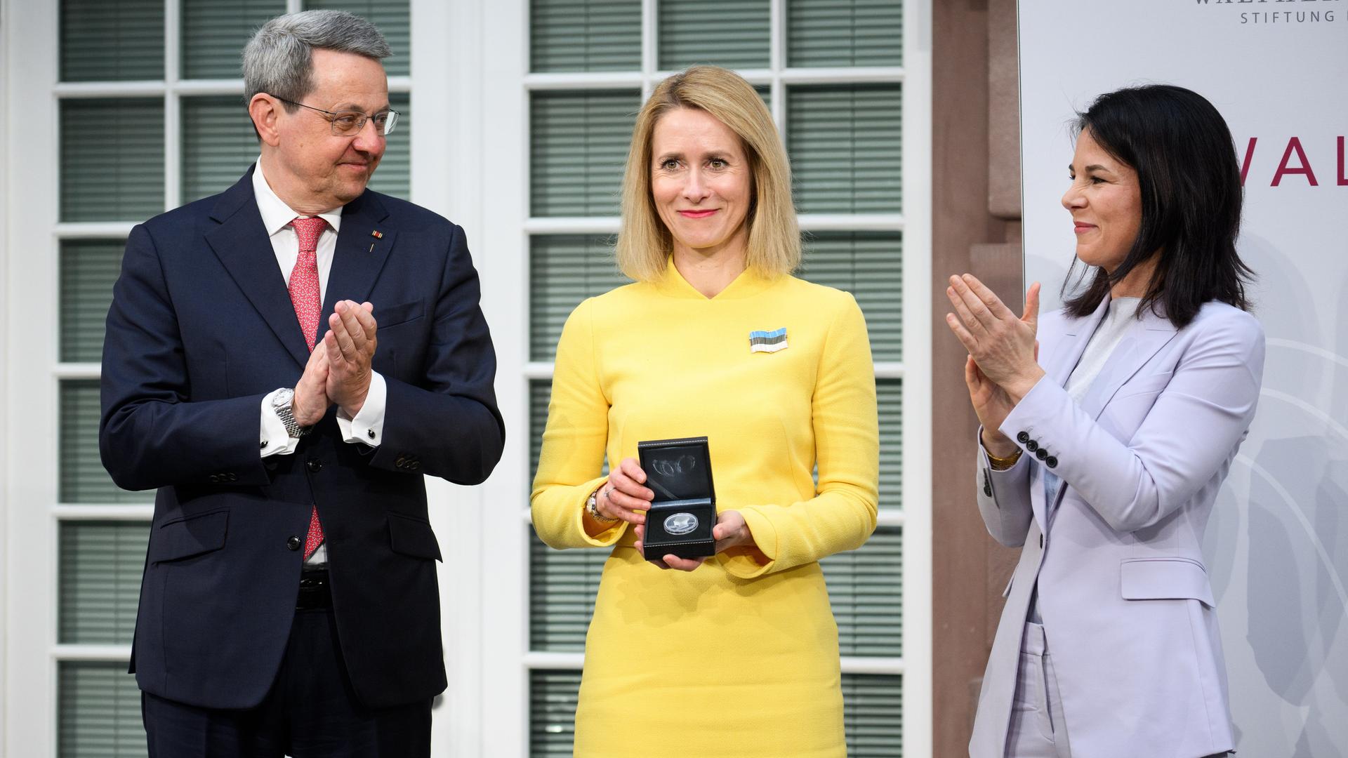 Hartmuth A. Jung (l), Vorsitzender des Walther Rathenau Instituts, und Annalena Baerbock mit Kaja Kallas