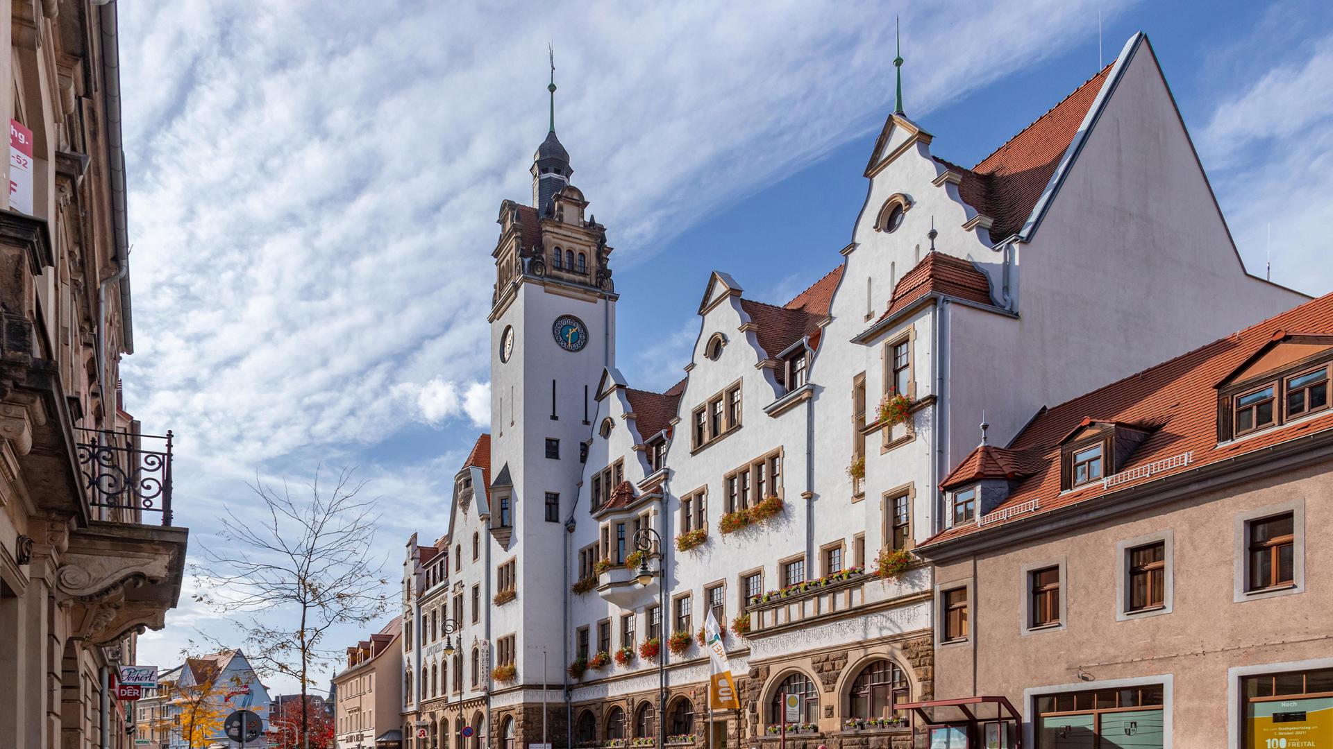 Das Foto zeigt das Rathaus von Freital in Sachsen.