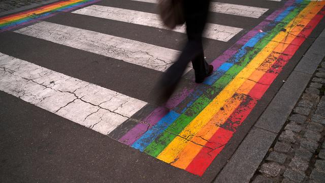 Mensch geht über Zebrastreifen.