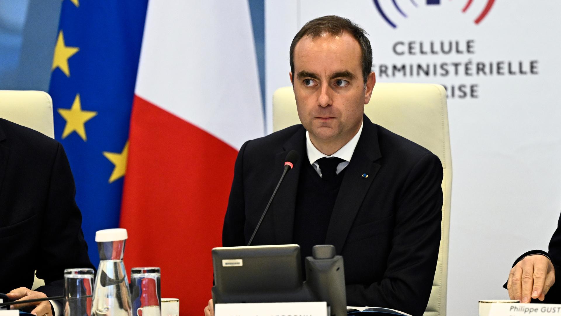 Frankreich, Paris: Der französische Ministerpräsident Sébastien Lecornu nimmt an einer interministeriellen Krisensitzung im Innenministerium teil. 