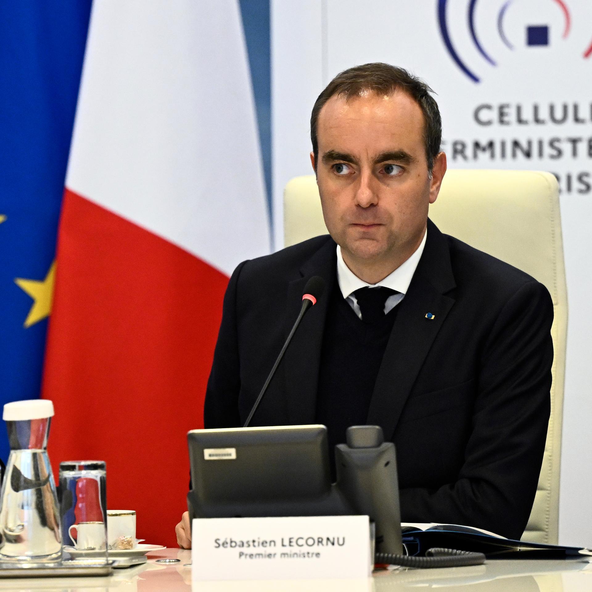 Frankreich, Paris: Der französische Ministerpräsident Sébastien Lecornu nimmt an einer interministeriellen Krisensitzung im Innenministerium teil. 