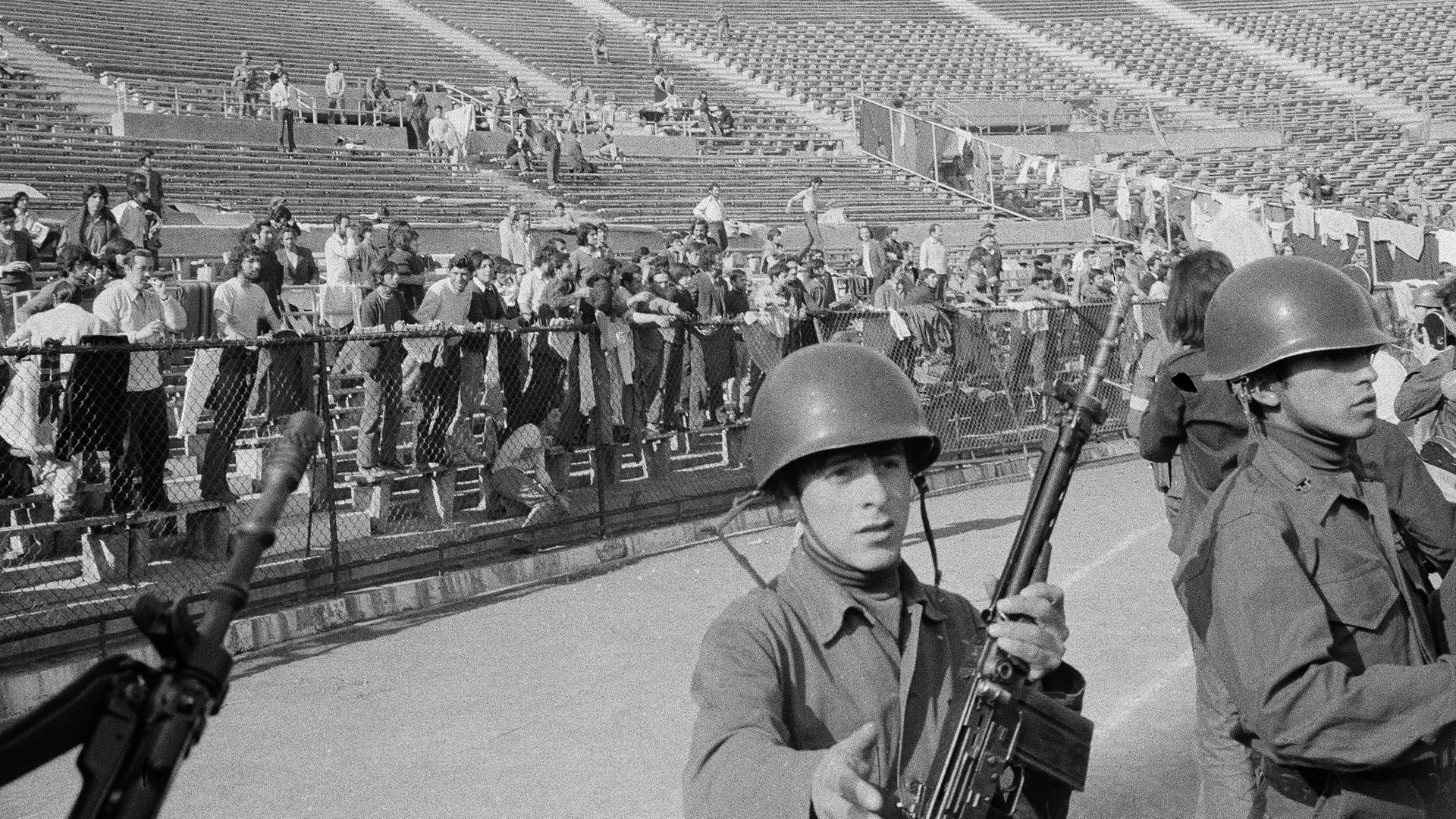 Personen, die nach dem Putsch gegen die Regierung von Präsident Salvador Allende im September 1973 festgenommen wurden, werden im Nationalstadion in Santiago, Chile, als Gefangene festgehalten.