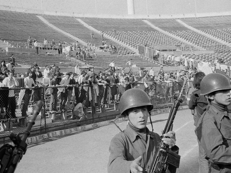 Personen, die nach dem Putsch gegen die Regierung von Präsident Salvador Allende im September 1973 festgenommen wurden, werden im Nationalstadion in Santiago, Chile, als Gefangene festgehalten.
