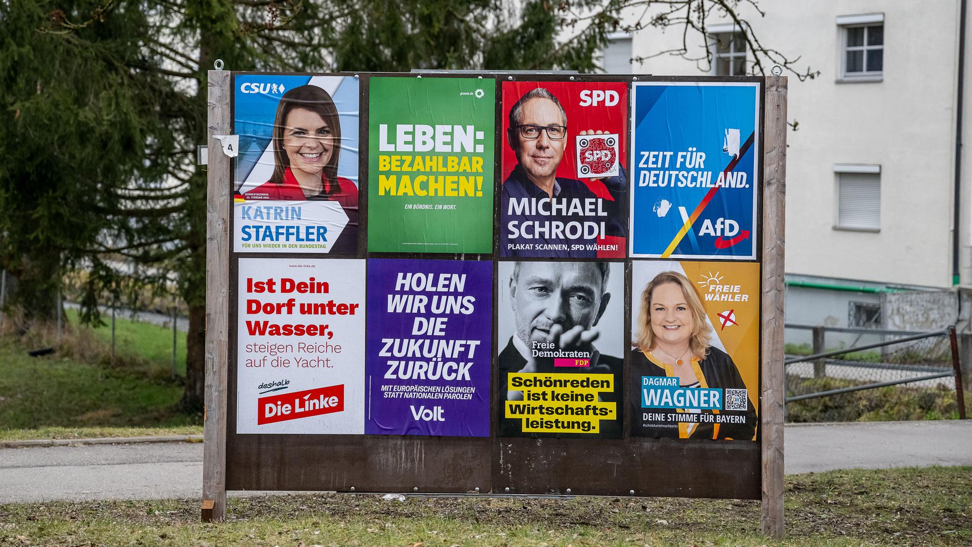 Wahlplakate zur Bundestagswahl in Deutschland 2025.