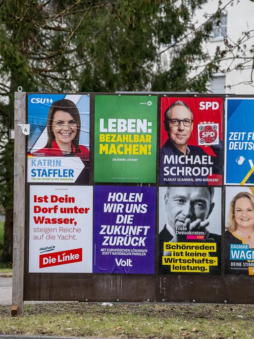 Wahlplakate zur Bundestagswahl in Deutschland 2025.