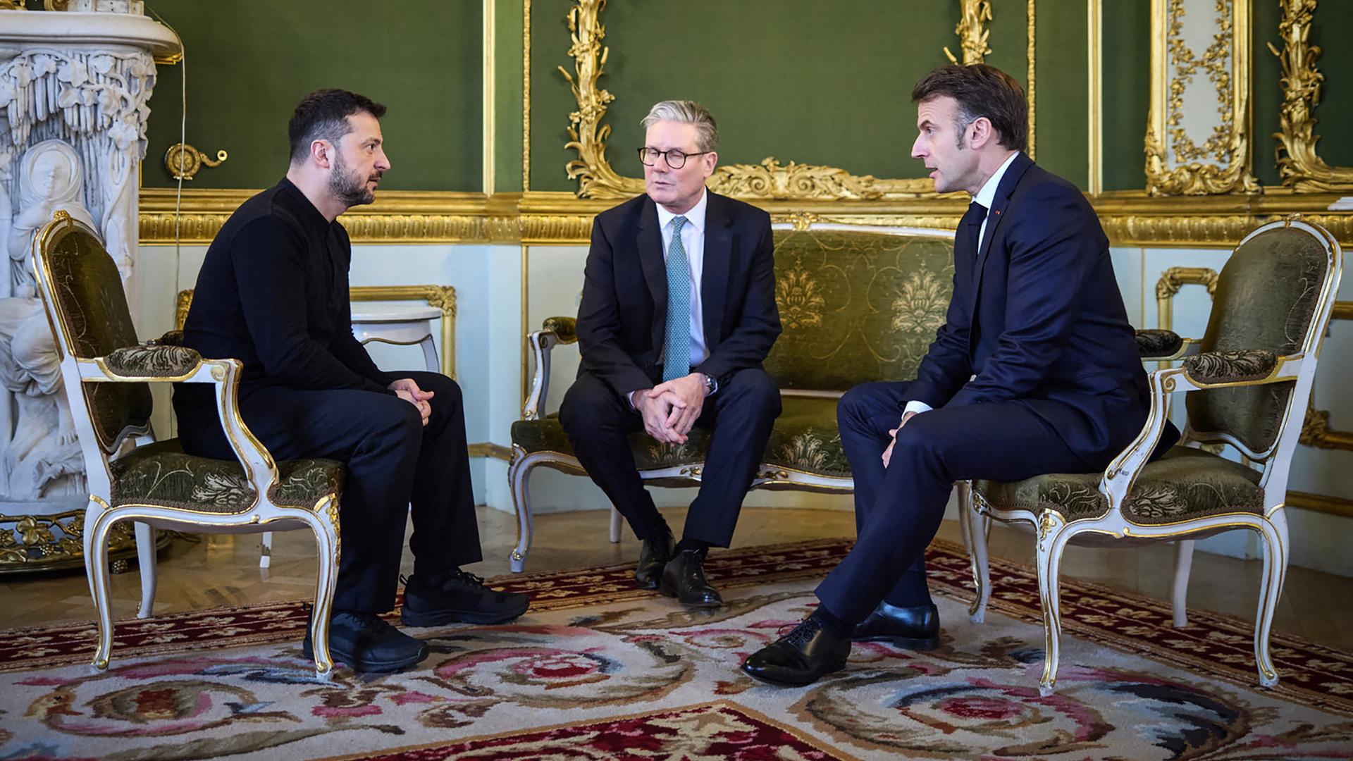 Der britische Premierminister Keir Starmer und der französische Präsident Emmanuel Macron im Gespräch mit dem ukrainischen Präsidenten Wolodymyr Selenskyj im Lancaster House in London 