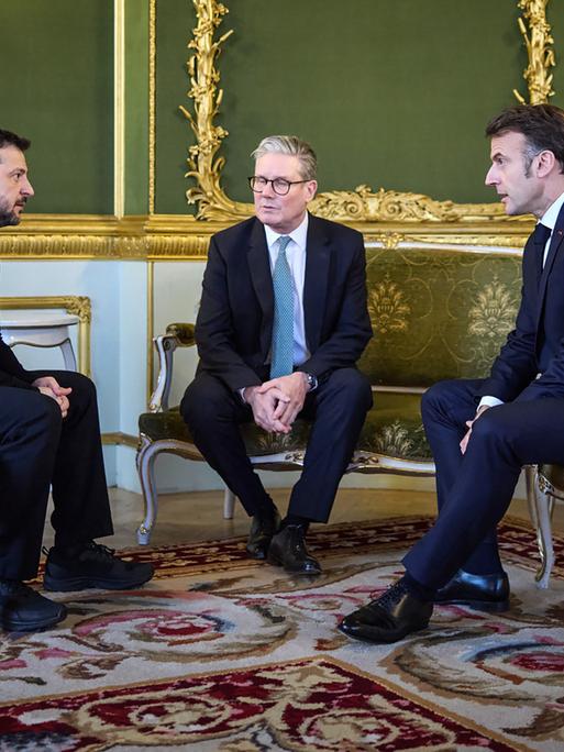 Der britische Premierminister Keir Starmer und der französische Präsident Emmanuel Macron im Gespräch mit dem ukrainischen Präsidenten Wolodymyr Selenskyj im Lancaster House in London 