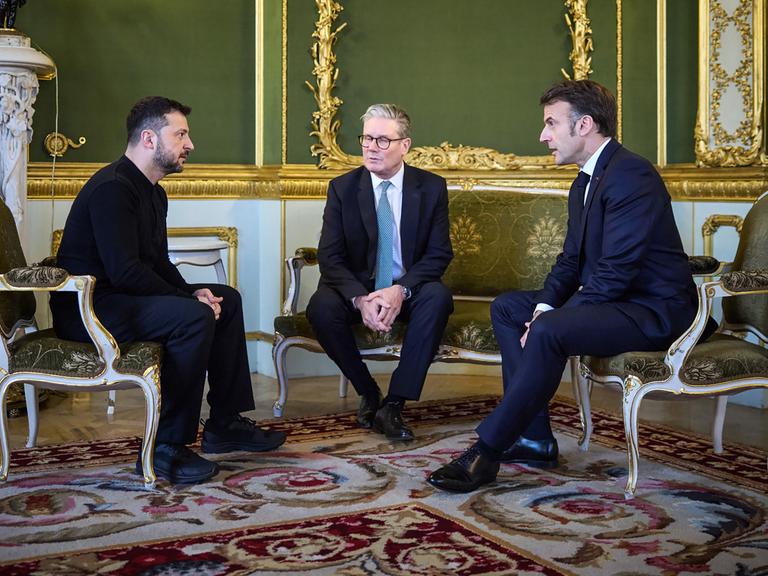 Der britische Premierminister Keir Starmer und der französische Präsident Emmanuel Macron im Gespräch mit dem ukrainischen Präsidenten Wolodymyr Selenskyj im Lancaster House in London 