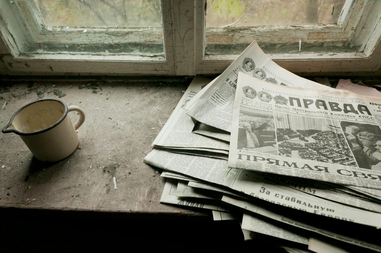Alte russische Zeitungen von 1989 liegen auf dem maroden Fensterbrett einer verlassenen Kaserne