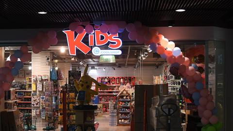 Ein Landen für Kinderspielzeug mit Leuchtschrift "Kids".