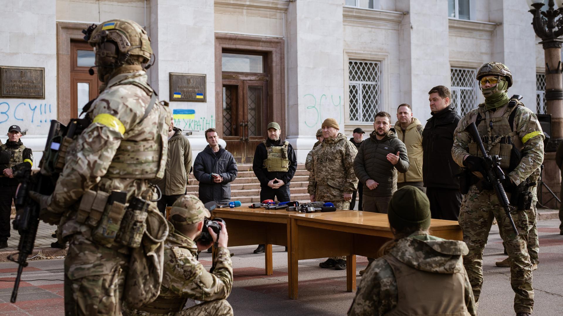 Der ukrainische Präsident Wolodymyr Selenskyj gibt nach der Befreiung von Cherson von den Russen eine Pressekonferenz in der Stadt. Soldaten sichern den Platz