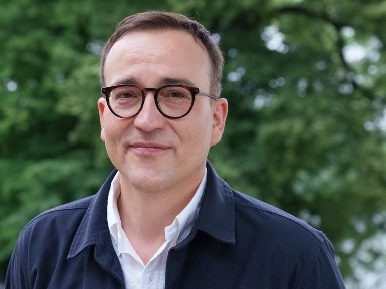 Der Schriftsteller Daniel Schreiber, aufgenommen während der Festveranstaltung des Literaturfestivals LIT:potsdam im Park der Villa Jacobs