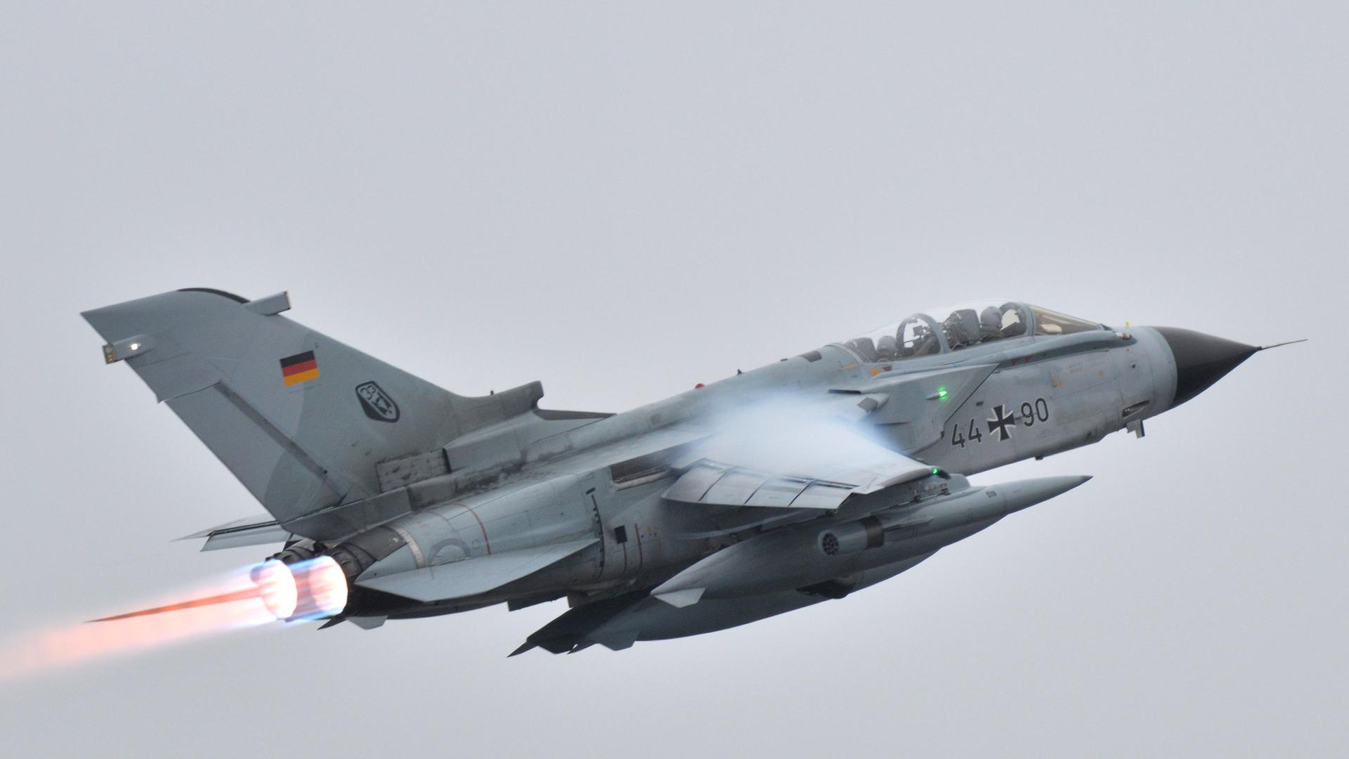 Ein Bundeswehr-Aufklärungsflugzeug vom Typ Tornado startet.