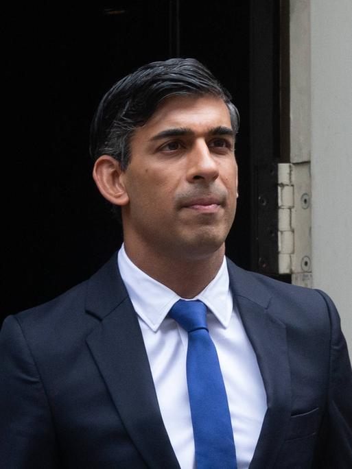 Rishi Sunak steht vor der Tür der Downing Street 10 in London.