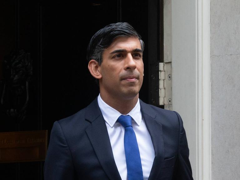 Rishi Sunak steht vor der Tür der Downing Street 10 in London.