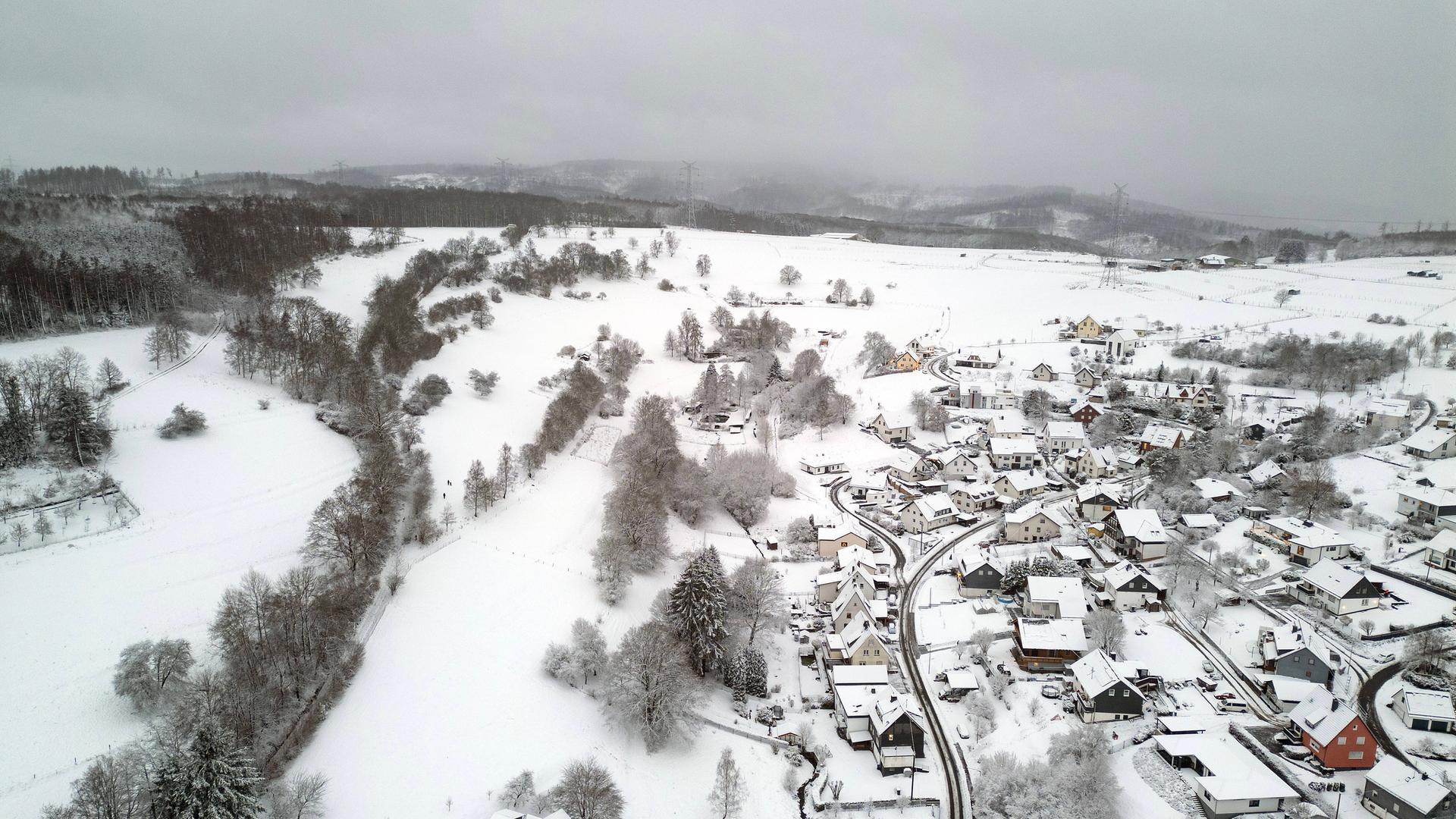 Luftaufnahme. Winter im Siegerland. Blick über den verschneiten Ort Siegen-Oberschelden. Es hat sehr viel geschneit. 