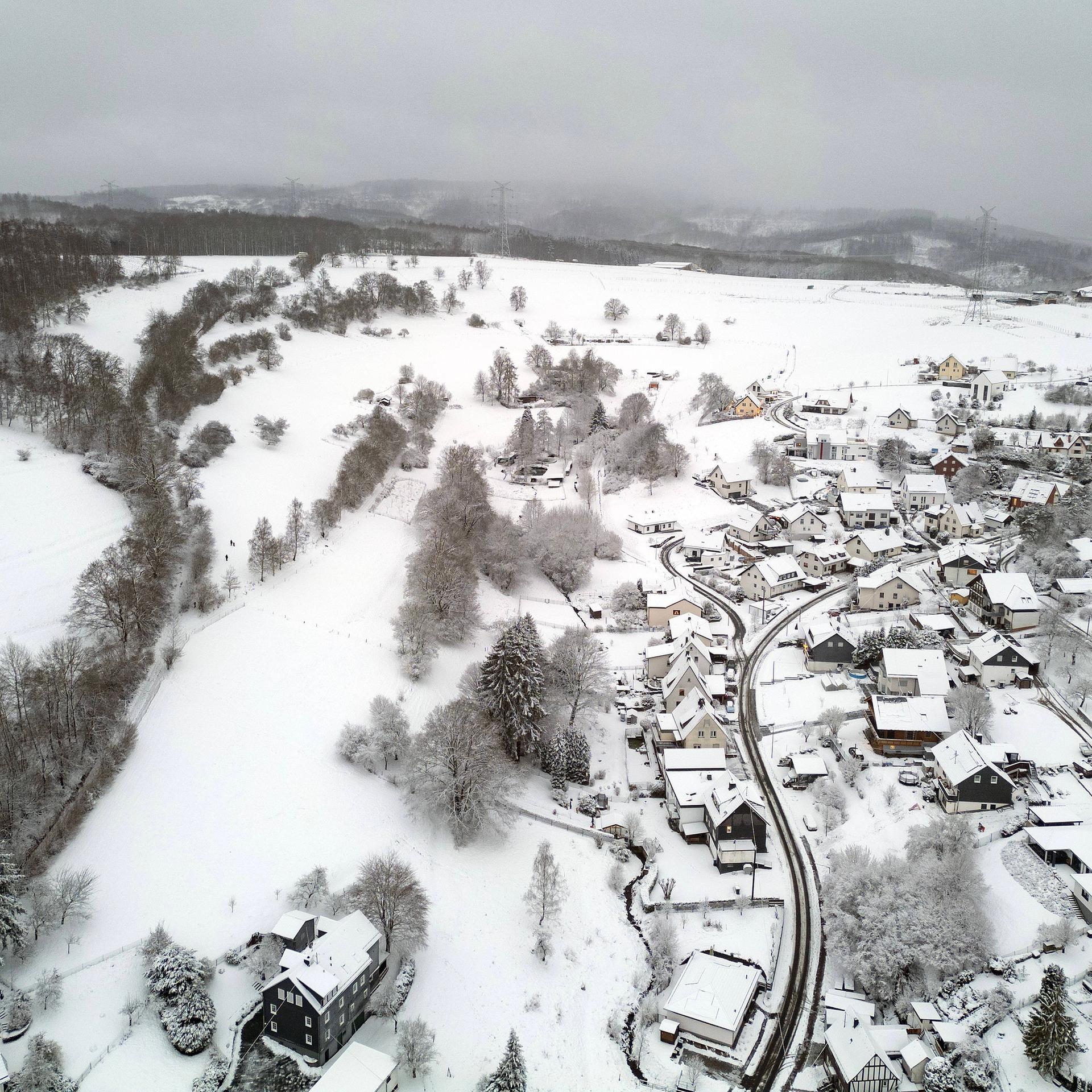 Luftaufnahme. Winter im Siegerland. Blick ueber über den verschneiten Ort Siegen-Oberschelden. Es hat sehr viel geschneit. 