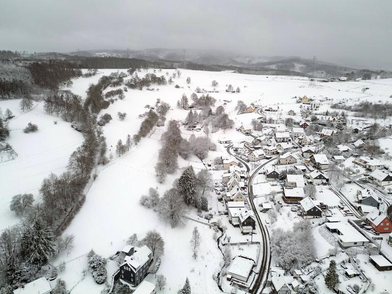 Luftaufnahme. Winter im Siegerland. Blick über den verschneiten Ort Siegen-Oberschelden. Es hat sehr viel geschneit. 