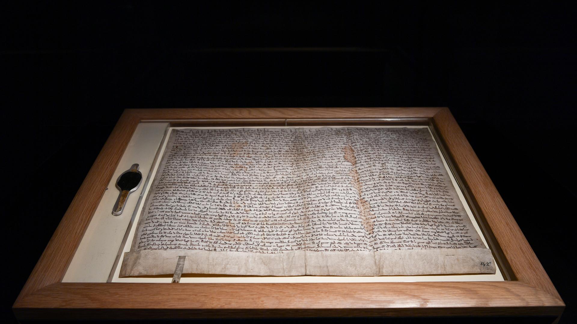 Das Original-Pergament der Magna Charta liegt ein einem Holzrahmen. 