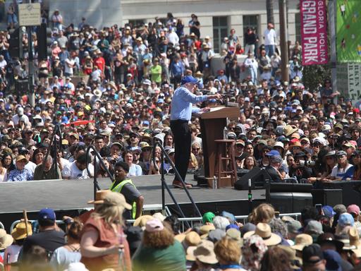 Der unabhängige Senator Bernie Sanders sagt den Oligarchen der USA den Kampf an. Hier zu sehen auf einer Versammlung in Los Angeles.