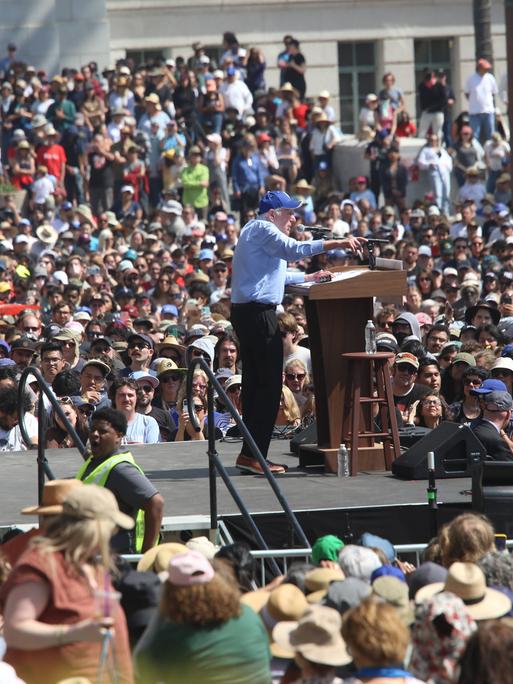 Der unabhängige Senator Bernie Sanders sagt den Oligarchen der USA den Kampf an. Hier zu sehen auf einer Versammlung in Los Angeles.