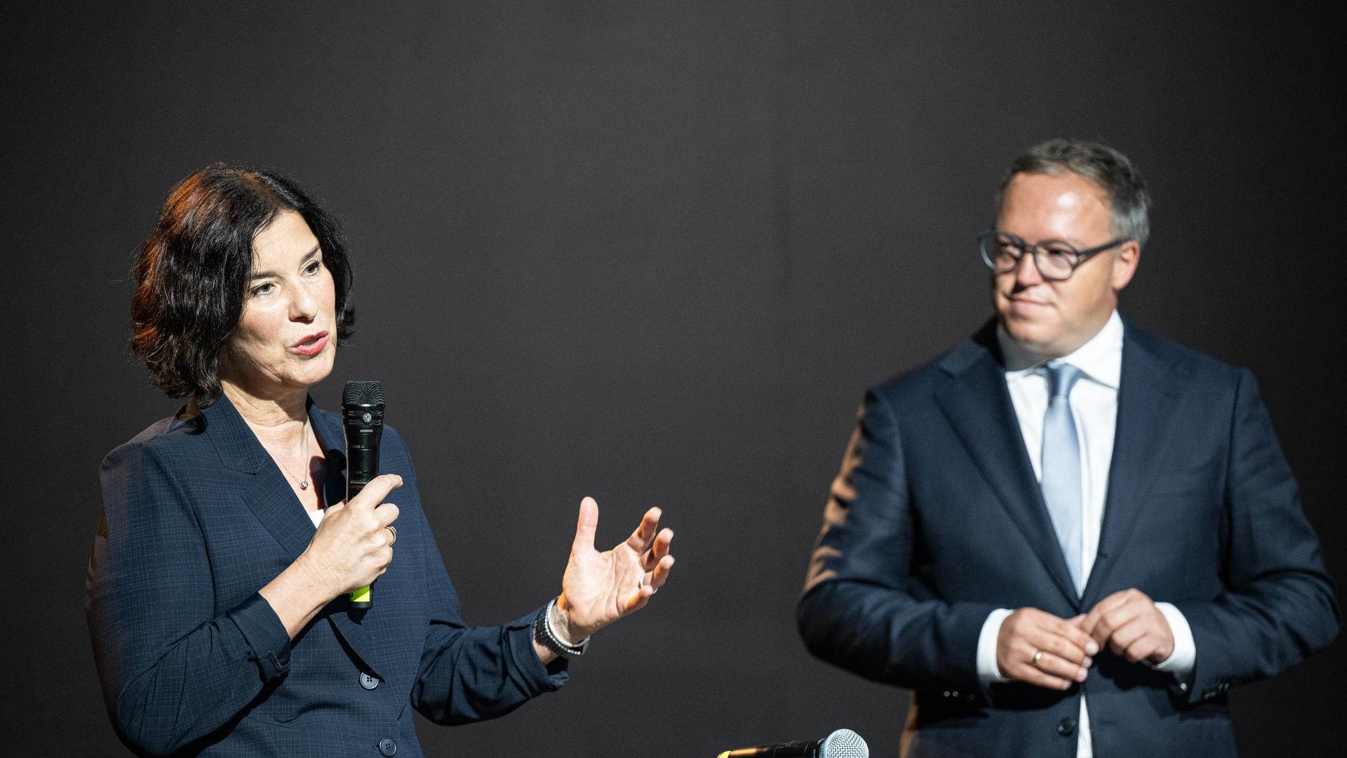 Bauunternehmerin Colette Boos-John spricht auf einer Bühne mit CDU-Spitzenkandidat Mario Voigt. Sie gehört zm  Experten-Team der CDU in Thüringen.