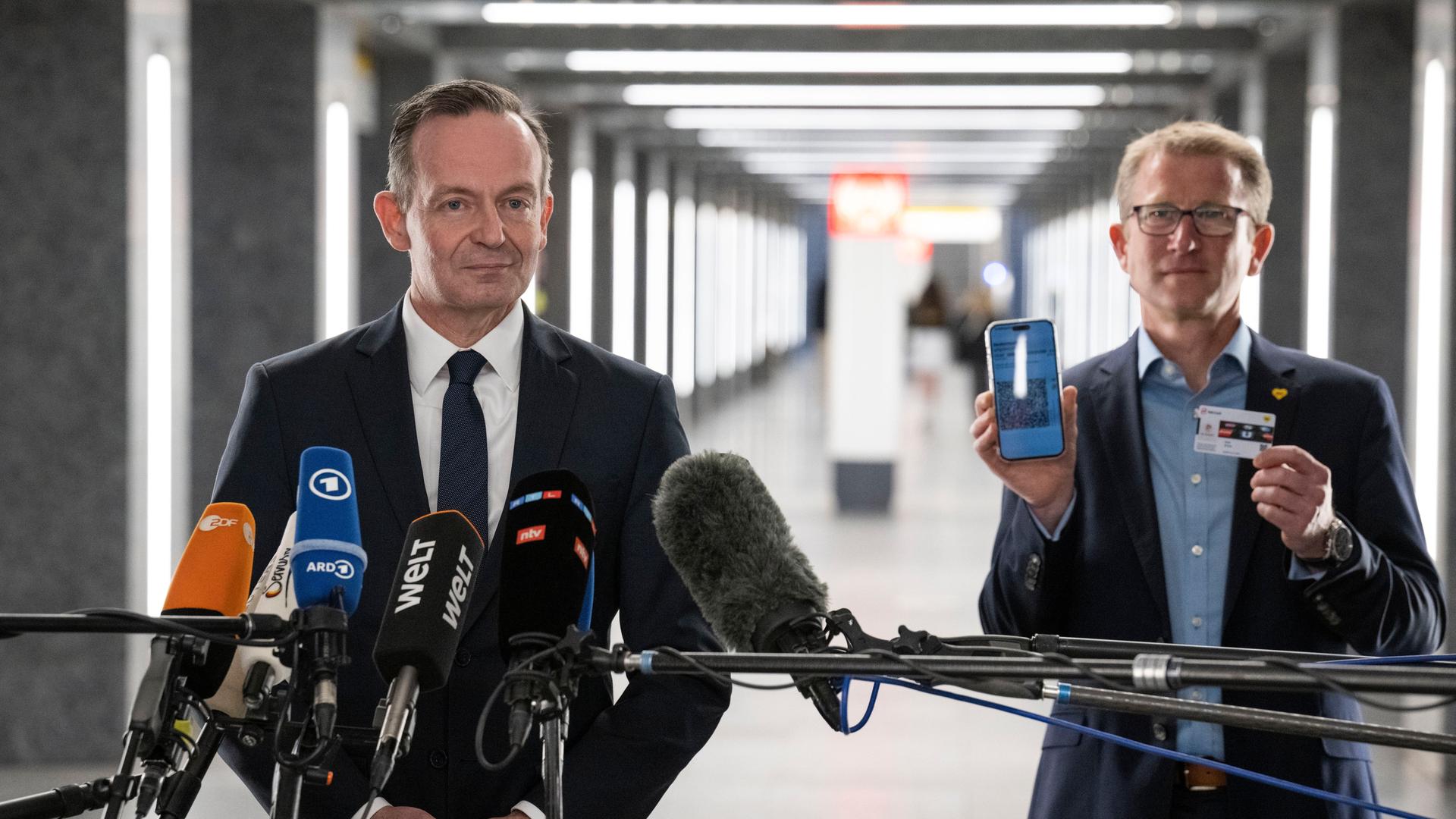 Bundesverkehrsminister Wissing gibt ein Pressestatement zum Start des Deutschlandtickets in der Berliner U-Bahnstation Museumsinsel. Neben ihm der Vorstand Betrieb, Rolf Erfurt, der Berliner Verkehrsbetriebe BVG. Bundesverkehrsminister Wissing gibt ein Pressestatement zum Start des Deutschlandtickets in der Berliner U-Bahnstation Museumsinsel. Neben ihm der Vorstand Betrieb, Rolf Erfurt, der Berliner Verkehrsbetriebe BVG.