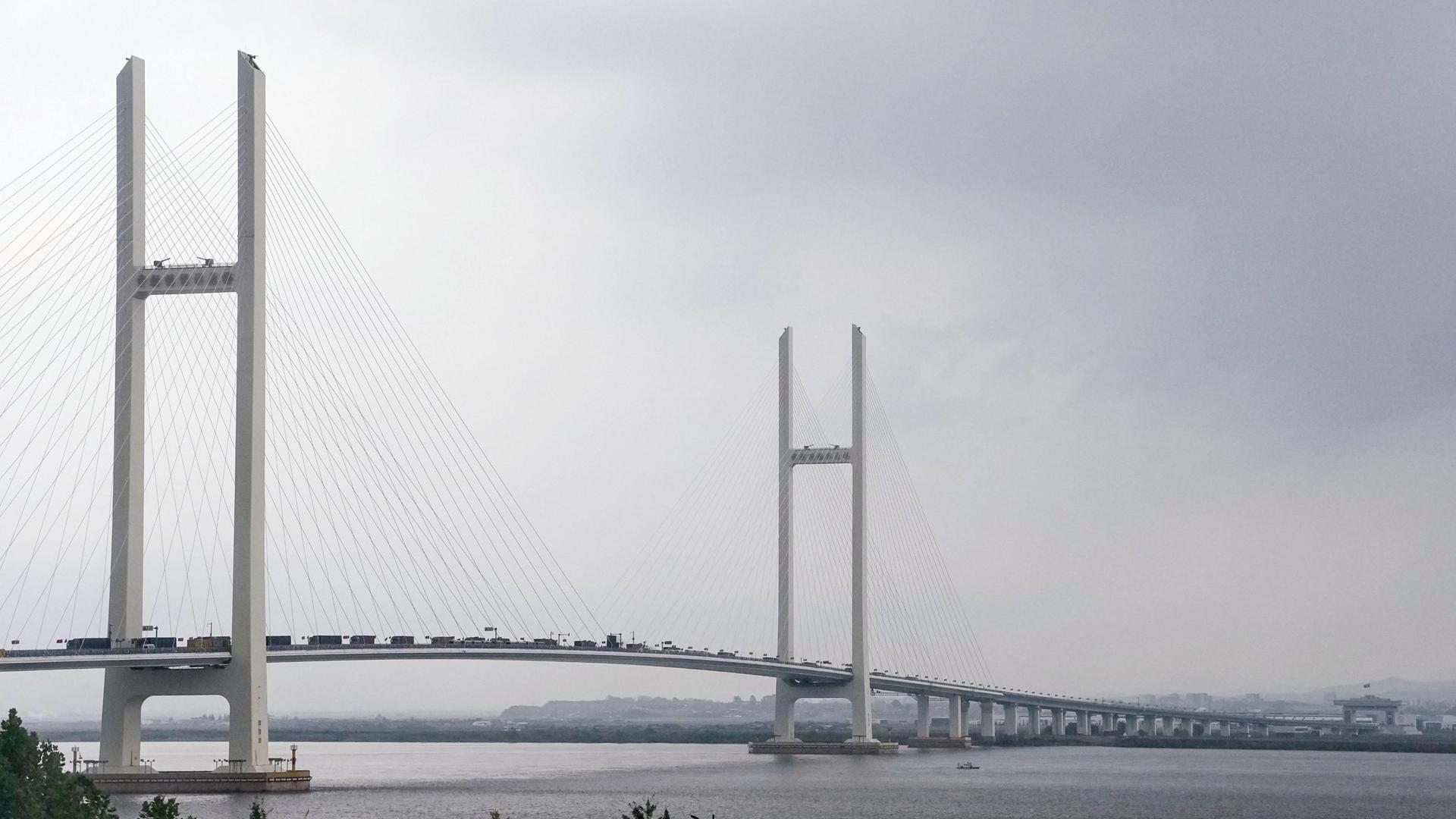 Fahrzeuge befahren die neue Yalu-Brücke, die China und Nordkorea verbindet, gesehen von der nordostchinesischen Grenzstadt Dandong am Tag ihrer Eröffnung.