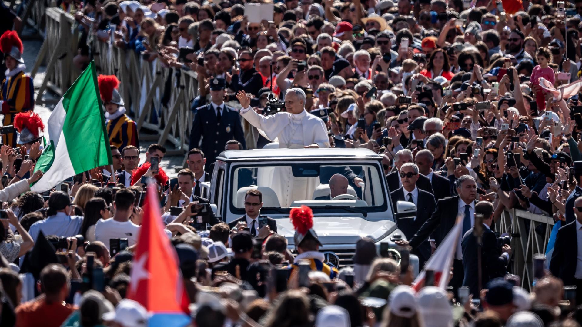 Der neue Papst Leo XIV. kommt im Papamobil zu seiner Amtseinführung auf den Petersplatz . Der neue Papst Leo XIV. kommt im Papamobil zu seiner Amtseinführung auf den Petersplatz .
