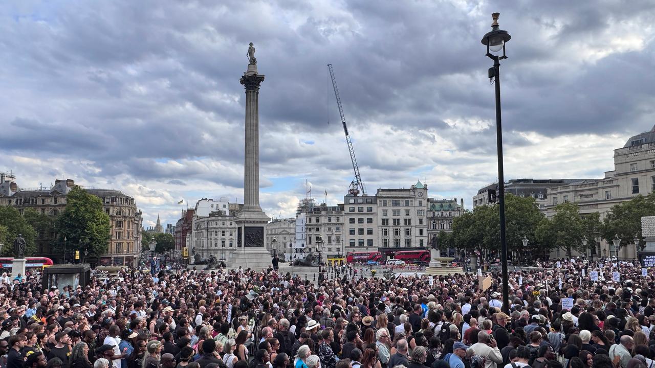 Auf dem Londoner Trafalgar Square versammelt sich eine Menschenmenge zu einer Mahnwache für den toten Cambridge-Professor Jason Arday.