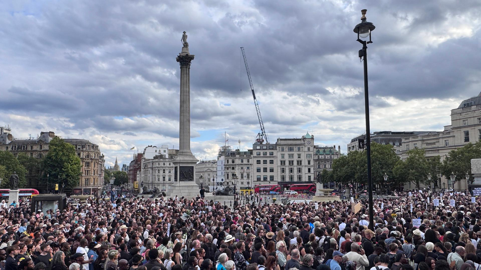 Auf dem Londoner Trafalgar Square versammelt sich eine Menschenmenge zu einer Mahnwache für den toten Cambridge-Professor Jason Arday. Auf dem Londoner Trafalgar Square versammelt sich eine Menschenmenge zu einer Mahnwache für den toten Cambridge-Professor Jason Arday.