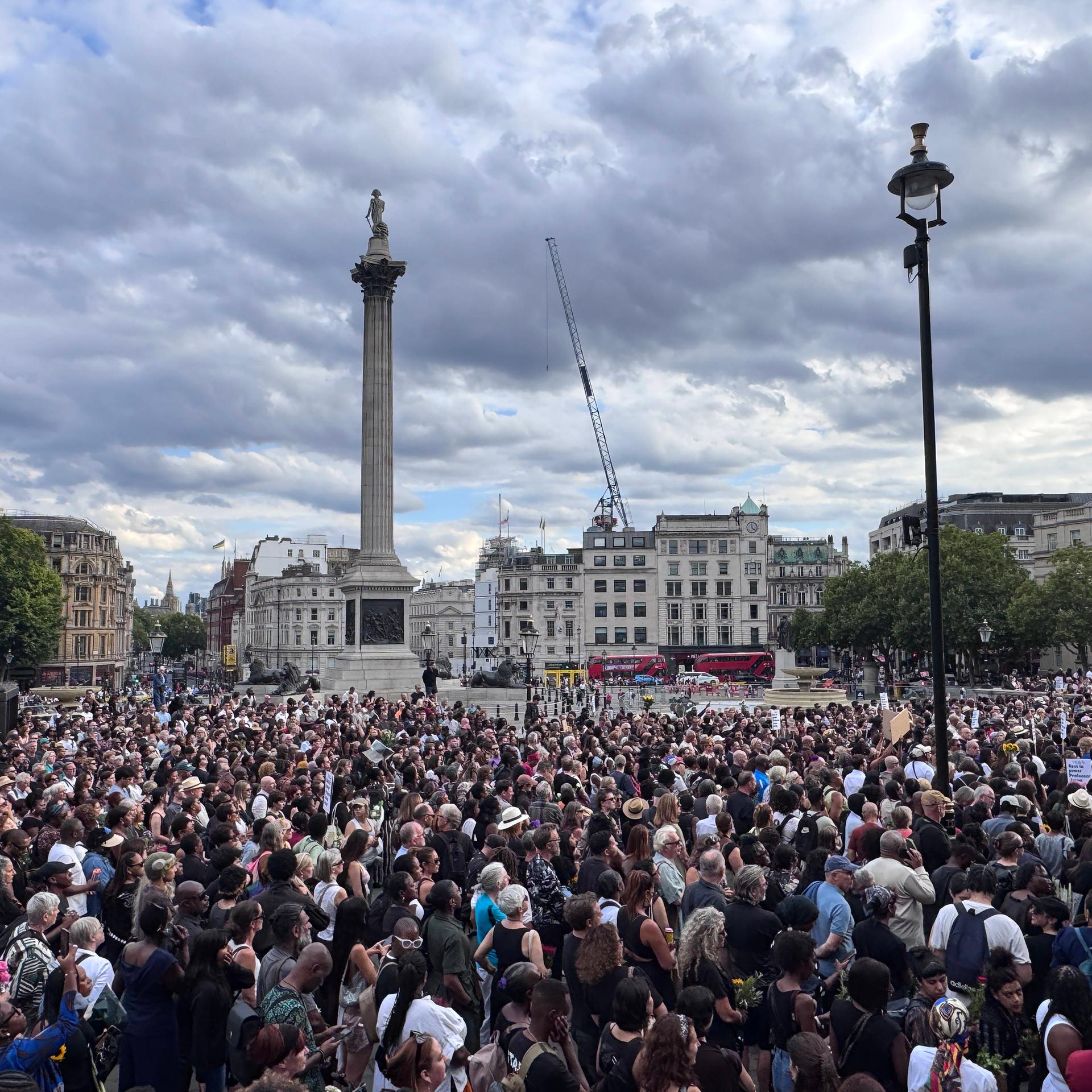 Auf dem Londoner Trafalgar Square versammelt sich eine Menschenmenge zu einer Mahnwache für den toten schwarzen Cambridge-Professor Jason Arday.