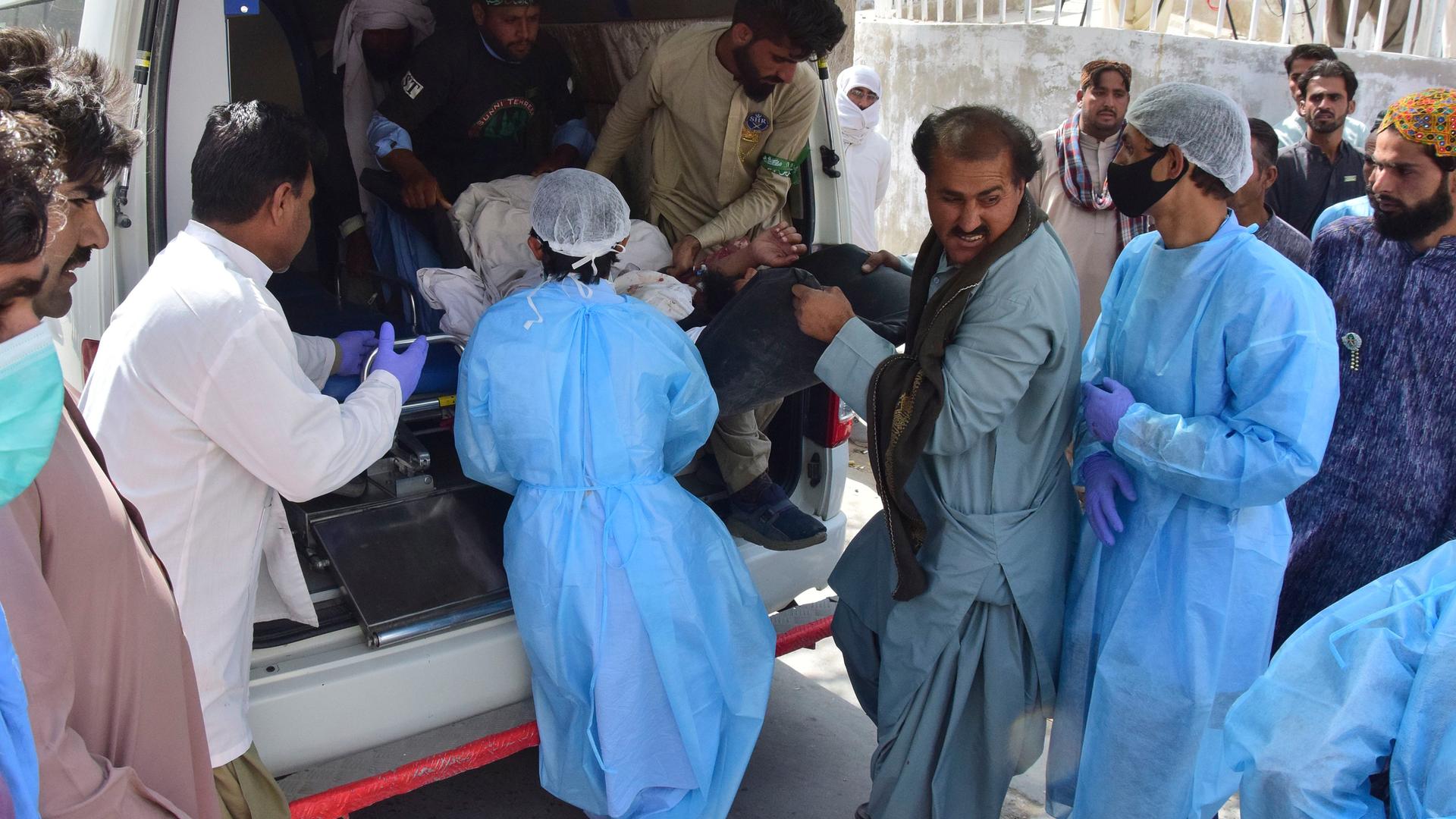 Verletzte werden in einen Krankenwagen getragen und versorgt.