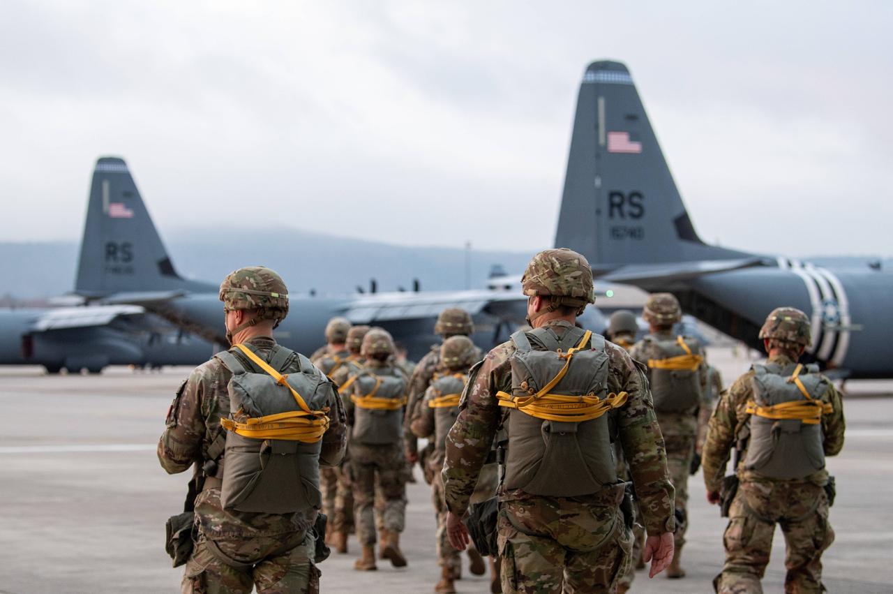 US-Soldaten am Luftwaffenstützpunkt in Ramstein steigen in ein Flugzeug.