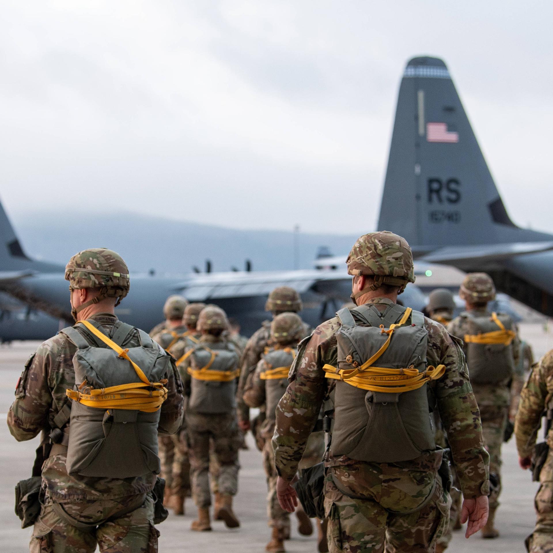 US-Soldaten am Luftwaffenstützpunkt in Ramstein steigen in ein Flugzeug.