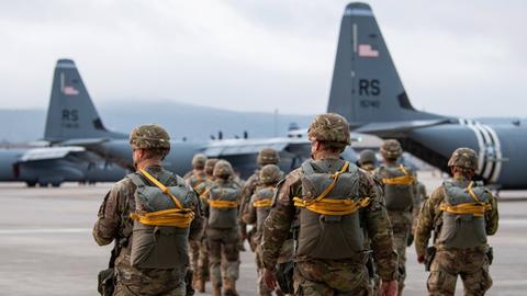 US-Soldaten am Luftwaffenstützpunkt in Ramstein steigen in ein Flugzeug.