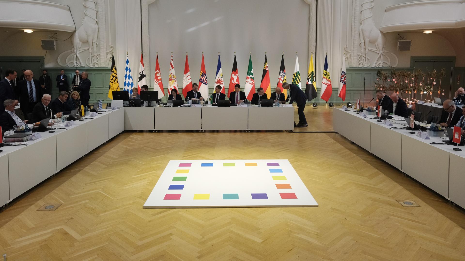 Leipzig: Ministerpräsidenten und Mitarbeiter der Staatskanzleien in einem Saal der Kongresshalle.