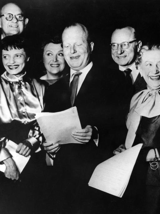 Olaf Bienert, Joe Furtner, Ewald Wenck, Ilse Trautschold, Edith Schollwer, Günter Neumann, Bruno Fritz, Agnes Windeck und Tatjama Sais, aufgenommen 1959 in Berlin.