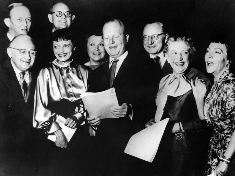 Olaf Bienert, Joe Furtner, Ewald Wenck, Ilse Trautschold, Edith Schollwer, Günter Neumann, Bruno Fritz, Agnes Windeck und Tatjama Sais, aufgenommen 1959 in Berlin.