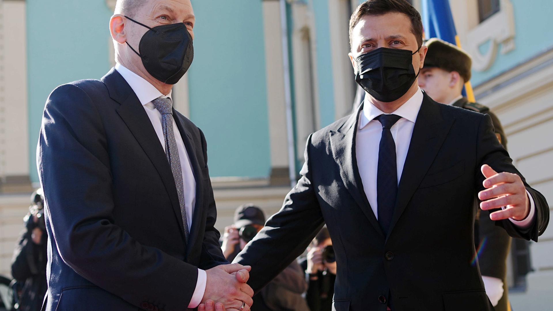 Bundeskanzler Scholz und Selenskyj drücken sich bei der Begrüssung die Hände, Kiew, Ukraine, 14.Februar 2022.